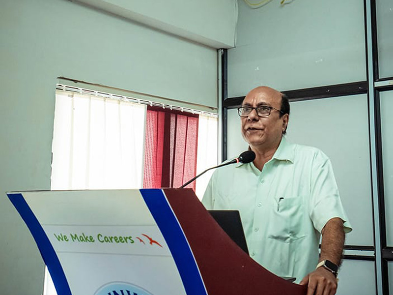 Dr.Saibal is addressing the students on upcoming technologies